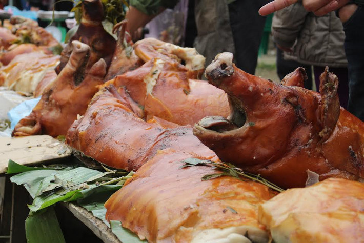 Lợn quay ở đây được người dân 3 xã gồm: Tân Đoàn, Tràng Phái và Chu Túc đem đến chợ Ba Xã (xã Tân Đoàn) bày bán. Lễ hội lợn quay này thu hút rất đông người đến tham gia. Đây là nét đẹp văn hóa truyền thống của người dân tộc Tày, Nùng xứ Lạng.