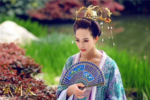 Trương Quân Ninh Nếu như ai đã từng theo dõi bộ phim Võ Mỵ Nương truyền kỳ, thì không thể không nhận ra nữ diễn viên xinh đẹp Trương Quân Ninh. Hot girl người Đài Loan được làng giải trí Hoa ngữ xếp vào hàng những ngôi sao trong sạch và có học vấn cao nhất.