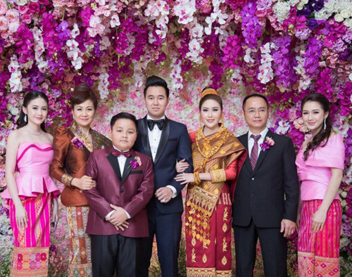 Thành tích học tập của Chichi cũng hết sức đáng nể khi hiện tại cô nàng đang làm việc tại Anh, sau khi tốt nghiệp loại xuất sắc Trường quốc tế Groly tại Lào. Bố mẹ Chichi được biết đến là những người thuộc hạng giàu có tại thủ đô Viengchan, là sự hậu thuẫn cần thiết cả về tinh thần lẫn tài chính để hot girl có thể theo đuổi sự nghiệp học tập đang “vào đà” của mình. Gia đình gốc Việt giàu có của Chichi tại Lào.