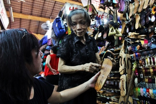 Nghề đóng guốc, một trong những cái nghề "muôn năm cũ" đang dần bị mai một từng giây từng giờ ngay trên đất Sài Gòn đắt đỏ. Cái nghề mà những năm 70-80 rất thịnh hành, được nhiều người ưa chuộng, những người thợ đóng guốc không khi nào ngơi tay.