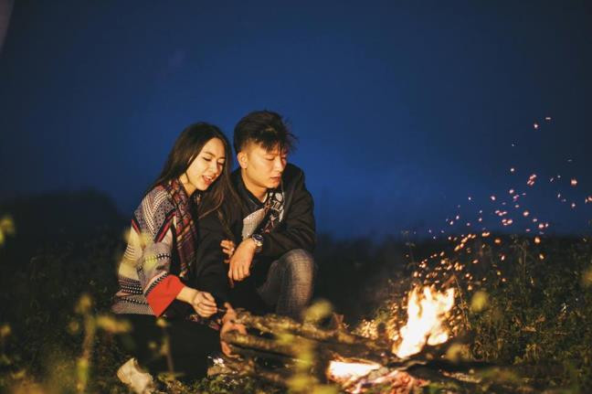Rồi chuyến đi phượt cùng nhau lần đầu cũng nhiều kỷ niệm bởi cả chuyến đi là mưa tầm tã mà đến nơi thì tạnh ráo hẳn. Cả hai trò chuyện cùng nhau về những sở thích, đam mê với tốc độ và những cung đường. Có một cái gì đó nảy nở và lớn dần lên, xoa dịu hai trái tim và hàn gắn nó lại bằng sự dịu dàng của người con gái, bằng sự quan tâm của người con trai.