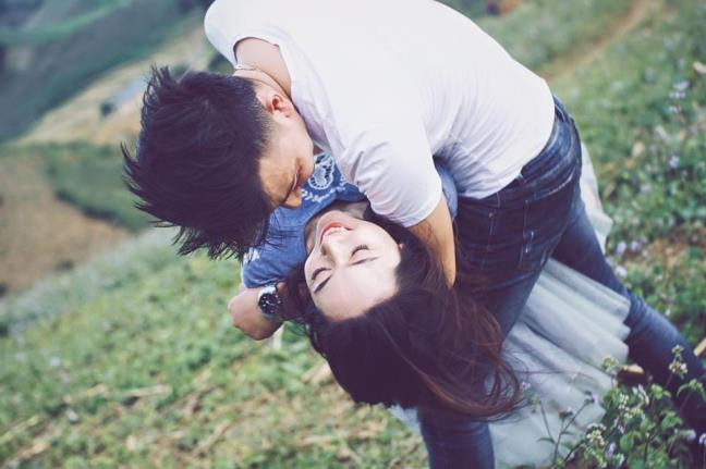 Anh xúc động khi nói về người bạn đời sắp tới: "Tôi yêu em vì thời điểm đó em chưa biết gì về tôi, cả hai đều không hề biết gì về nhau từ trước, chỉ là bị điện giật ngay từ ánh mắt nhìn thấy nhau lần đầu tiên của hai đứa và không bị nhiều thứ tác động. Em yêu tôi như tình cảm tôi cảm nhận được từ lần đầu gặp em".
