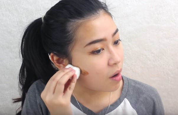 Bơ đậu phộng tán đều trên gò má giúp gương mặt thon gọn hơn.