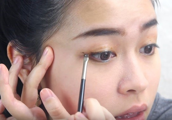 Trào lưu này có thể còn tiếp tục xuất hiện vì không một thử thách nào có thể làm khó được các beauty blogger vốn nổi tiếng sáng tạo. Phấn mắt bằng bột cacao và bột phô mai lấy từ miếng snack tạo hiệu ứng lấp lánh.