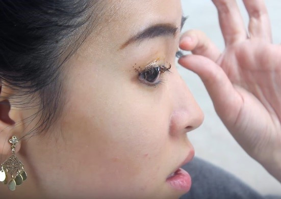 Không để ý kỹ chắc chắn không ai biết lông mi giả này là lông trên vỏ quả chôm chôm đâu.