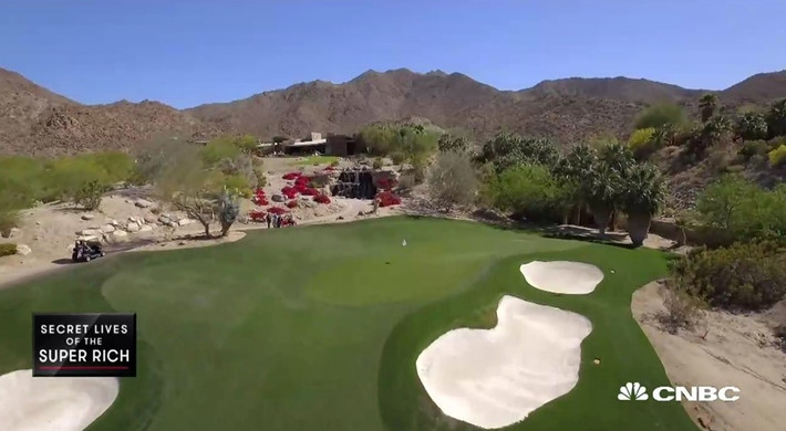 Từ bể bơi nhìn ra là sân golf Bighorn Golf Club.