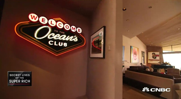 Một trong những điểm thú vị của căn nhà The Oceans Club, nơi có bể bơi lớn và màn hình chiếu phim rộng theo phong cách Las Vegas.