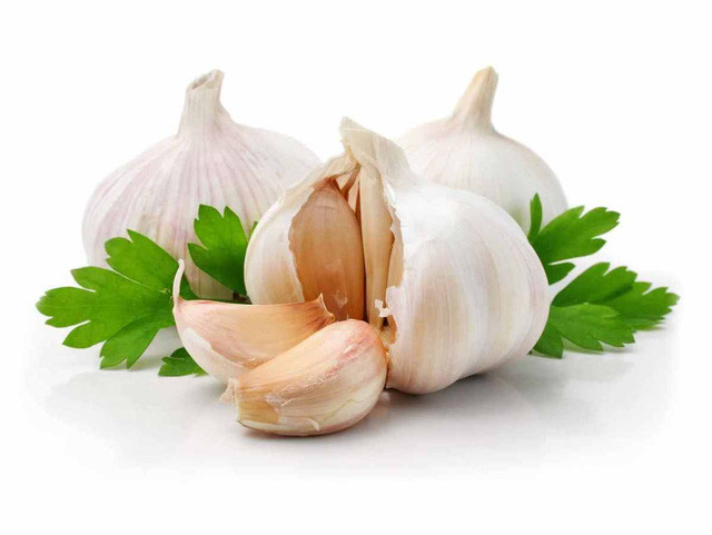 12. Tỏi, người bạn tốt với trái tim Đặc tính: Tỏi giúp chống viêm hiệu quả, làm giảm nguy cơ ung thư. Ngoài ra tỏi giàu allicin-một chất có tính giãn mạch, giúp bảo vệ tim. Cách sử dụng: Để phát huy tối đa đặc tính của tỏi, bạn nên tiêu thụ tinh chất tỏi bằng cách đập giập, băm nhỏ tỏi tươi. Nếu bạn thích nấu chín, thêm nó vào bữa ăn 20 phút trước khi kết thúc nấu món ăn đó.