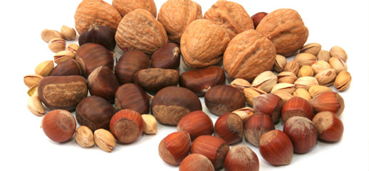 4. Các loại hạt giàu axit béo Đặc tính: Nó cung cấp cho cơ thể chất Omega 3 (một loại axit béo thiết yếu mà cơ thể không tự sản xuất được), các chất chống oxy hóa, arginine (một chất axit amin) giúp lưu thông máu. Hãy tiêu thụ các loại hạt giàu năng lượng này mà không cần kiêng hay hạn chế. Cách sử dụng: Một số các loại hạt ngũ cốc bạn có thể sử dụng để ăn sáng cùng với các loại trái cây. Một số loại hạt khác các bạn có thể sử dụng trong salat hoặc các món ăn hàng ngày.