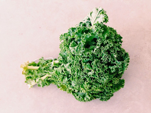 10. Cải xoăn Kale, giúp dễ dàng tiêu hóa Đặc tính: Loại bắp cải này giàu vitamin C. B cũng như chất xơ giúp tiêu hóa tốt. Nó cũng chứa các hợp chất chống oxy hóa giúp chống ung thư và là nguồn canxi thực vật. Cách sử dụng: Hãy chọn loại có lá xoăn khép lại và sẫm màu. Bạn có thể sử dụng để làm món lasagna, súp, bánh nướng, các món xào…, làm gỏi hoặc làm salat với một chút muối và dầu oliu. Để làm lá mềm và dai thì hãy cọ xát lá với nhau.