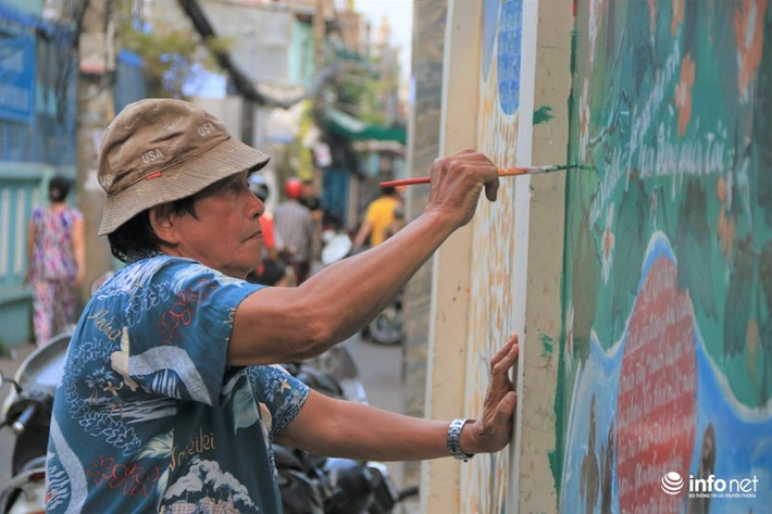 Việc vẽ những bức họa này theo ông kể cũng rất tình cờ: “Hơn hai năm trước, con hẻm này luôn ngập trong rác rưởi vì bà con sống ở đây thải ra một cách vô ý thức. Thấy thế nên UBND Phường 2 (Quận 4- TP.HCM) đã nhờ chú vẽ tranh lên tường nhằm hạn chế bà con vứt rác bừa bãi”. Ông Minh chia sẻ Điều đặc biệt khi ông Minh thực hiện xong bức họa đầu tiên là mọi người trầm trồ khen ngợi và không ai vứt rác tại đó nữa. Và từ đó mọi người sinh sống trong con hẻm này luôn động viên ông Minh thực hiện nhiều bức họa khác.