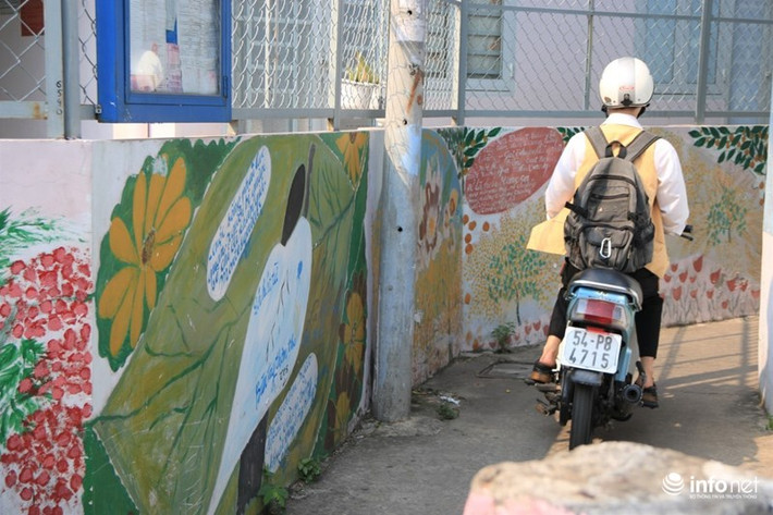 Khi hỏi việc ông đang làm, vợ và con có can ngăn gì không ?. Ông cười hiền: “Vợ yêu và lấy tôi cũng chỉ mê họa. Giờ già rồi, thấy tôi đi vẽ “không công” thế này bà ấy cũng ủng hộ lắm, miễn sao mọi người trong hẻm không chê tranh tôi xấu là được, tôi sẽ tục tiếp vẽ đến khi nào không đủ sức khỏe nữa thì nghỉ”.