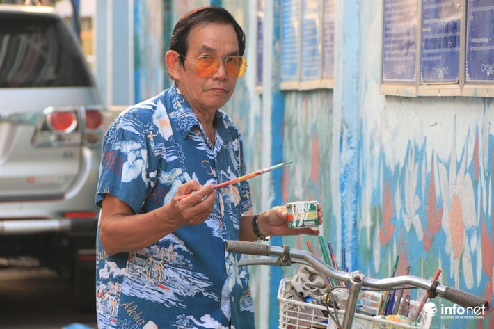 Trên giỏ xe của ông luôn đựng đầy những hộp sơn và cây cọ.