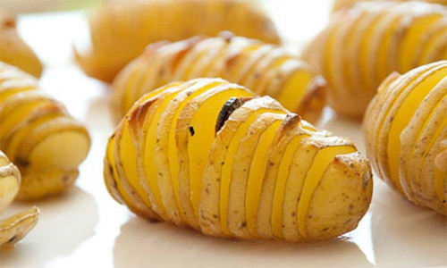 Khoai tây. Nó rất bổ dưỡng và lành mạnh nhưng nếu bạn giữ khoai tây trong một thời gian dài, nó sẽ mất đi giá trị dinh dưỡng. Hoặc thậm chí có thể gây ra nhiều vấn đề tiêu hóa nếu bạn hâm nóng lại chúng.