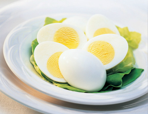 Trứng. Các protein có trong trứng bị phá hủy khi bạn hâm nóng nó. Trứng thậm chí có thể biến thành thực phẩm độc hại và gây rối loạn tiêu hóa nếu bạn hâm nóng. Tránh hâm nóng trứng luộc và trứng chiên.