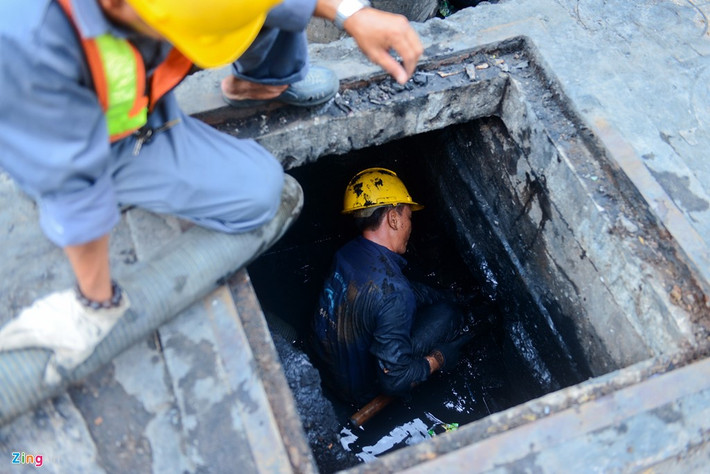 Những công nhân này chia sẻ, gặp khu vực nào người dân có ý thức thì việc dọn rác nhẹ nhàng, còn những nơi có người thường quăng rác, xác động vật chết, kim tiêm, vật nhọn, bóng đèn... xuống thẳng cống thì các anh em hay bị xước tay, chân. Thậm chí có lúc bị rết cắn sưng phù chân.