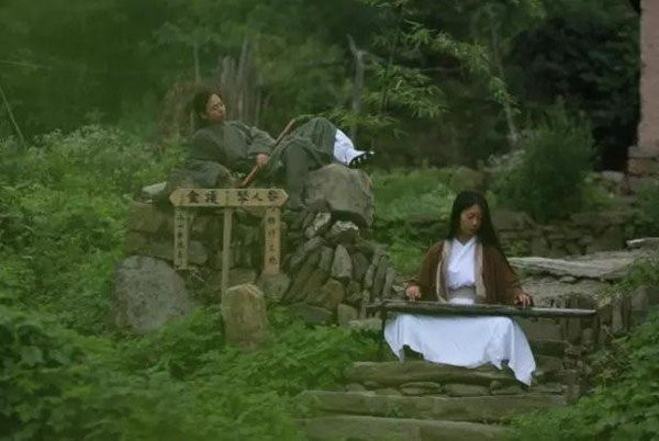 Chồng luyện võ, vợ đánh đàn hoặc đôi khi là cầm tiêu song tấu. Cuộc sống tiêu dao tự tại thơ mộng như thần tiên chốn nhân gian.