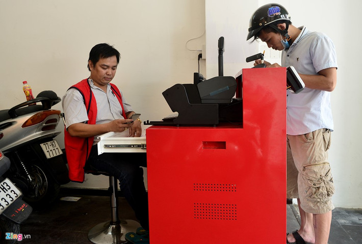 Từ ngày 18/7, các điểm bán vé số tự chọn kiểu Mỹ khai trương đồng loạt ở nhiều quận tại TP HCM. Máy bán vé số được thiết kế khá gọn gồm màn hình, máy in vé số, bộ lưu điện, wifi... để nhân viên thao tác.
