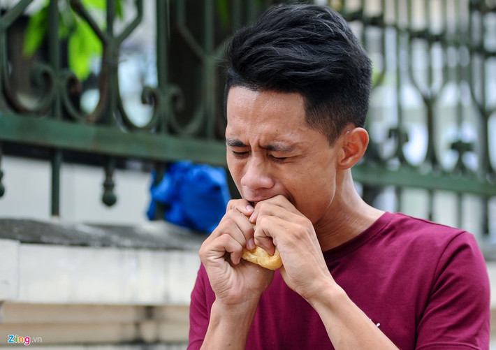 Nhai ngấu nghiến nửa chiếc bánh mì rơi là tình huống cao trào trong tiểu phẩm của Trần Minh Đức (Nam Định). Đức đóng vai đứa bé mồ côi, phải đi bán báo nuôi em. Vô tình nhìn thấy nửa chiếc bánh mì, cậu nhặt lấy nhai ngấu nghiến nhưng chỉ được 1-2 miếng, cậu nhớ ra và cất đi để dành cho em. Vòng sơ khảo sẽ kết thúc ngày 24/7. Sau đó, các thí sinh đủ điểm bước tiếp vào vòng 2.