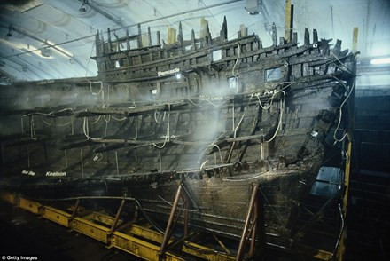 Một trong những con tàu chiến lừng danh của vua Henry VIII – Mary Rose mới đây đã được đưa ra trưng bày tại Solent (Anh) sau 471 năm chìm sâu dưới đáy biển.