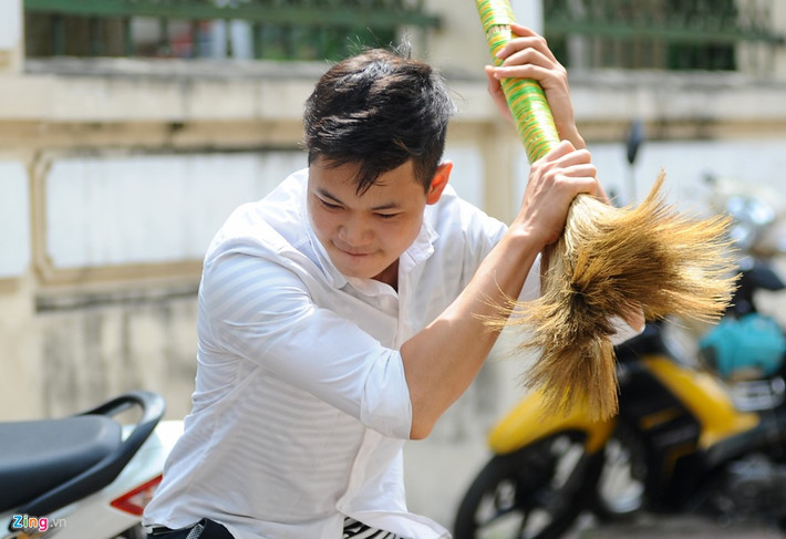 Đỗ Đình Đức (Mộc Châu, Sơn La) mang theo cả chổi và mo hót rác làm đạo cụ cho kịch bản một anh chàng buồn ngủ luôn bị con chuột quấy rầy. Quá tức giận, cậu bật dậy đập chuột và làm vỡ cả chiếc cốc thuỷ tinh.
