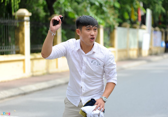 Phùng Tiến Đạt (Sơn Tây, Hà Nội) diễn lại tiểu phẩm mà cậu vừa thể hiện trong phòng thi. Kịch bản của sĩ tử này là đến ngày thi mà trốn xem đá bóng. Trong khi đang xem, Đạt bị phụ huynh bắt quả tang.