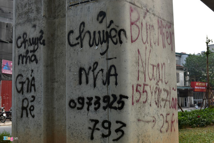 Có cột trụ còn bị phun sơn cả bốn mặt.