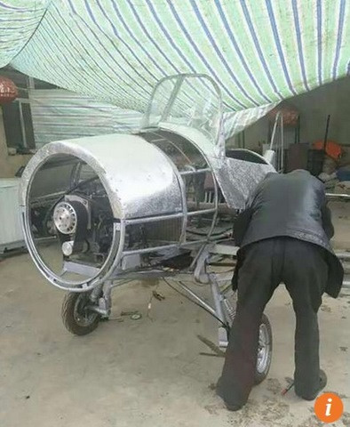 Tại các tỉnh như Hà Nam và Hồ Nam đều xuất hiện nông dân chế tạo máy bay với chi phí rất rẻ, sử dụng nguyên liệu tái chế hoặc bỏ đi, động cơ từ xe máy. Năm 2015, một nông dân ở Hà Nam tự chế một chiếc Boeing 737 rồi biến nó thành nhà hàng.