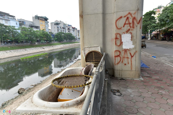 Hay trở thành nơi tiểu tiện của nhiều người đi đường.