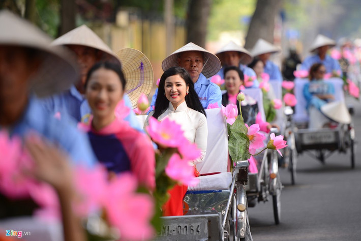 NSND Thu Hà lựa chọn cho mình tà áo dài trắng truyền thống. Đoàn xe đi qua các con phố Hoàng Diệu - Điện Biên Phủ - Độc lập – Hùng Vương - Thanh Niên - Phan Đình Phùng rồi quay lại Hoàng Diệu.
