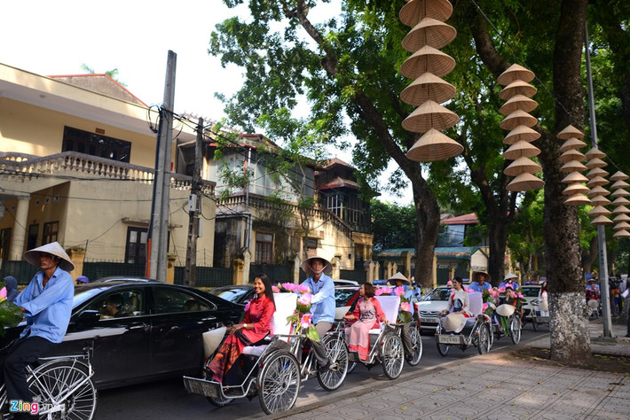 17h chiều nay, chương trình diễu hành Áo dài tiếp tục một hành trình tương tự như buổi sáng. Tuy nhiên, thay cho các nghệ sĩ sẽ là những người cao tuổi Hà Nội diện áo dài ngồi trên xích lô dạo phố cùng 200 thiếu nữ đạp xe.