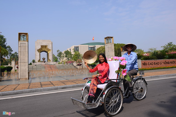 Đoàn diễu hành kết thúc hành trình trong gần một giờ đồng hồ. Sau khi đi qua Đài tưởng niệm Bắc Sơn, tất cả tập kết tại điểm xuất phát là Hoàng thành Thăng Long.