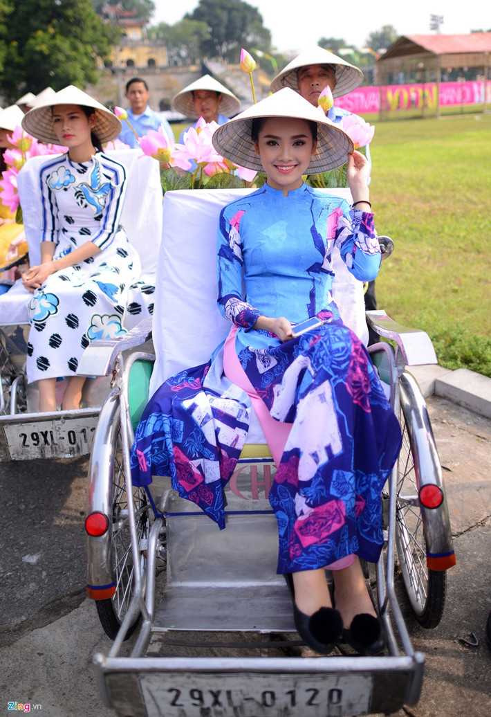 Người đẹp Hoa hậu Việt Nam 2016 Tố Như duyên dáng với tà áo dài cùng nón lá. Đây là hoạt động hấp dẫn nhất tại Festival Áo dài Hà Nội (từ 14-16/10).