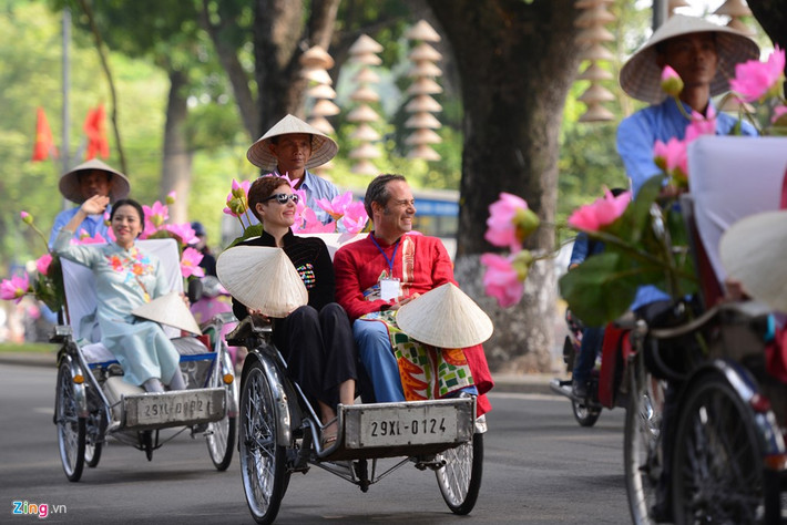 Nhà thiết kế Chula, người đã có nhiều năm gắn bó với thời trang nói chung và áo dài nói riêng của Việt Nam.
