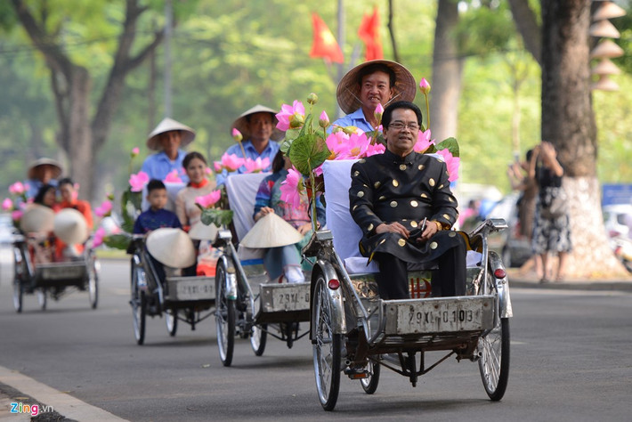 NSND Trần Nhượng trong BST của NTK Đỗ Trịnh Hoài Nam. Trong đêm khai mạc Festival, các nghệ sĩ cũng là những người mẫu trình diễn các BST áo dài của 12 Nhà thiết kế.