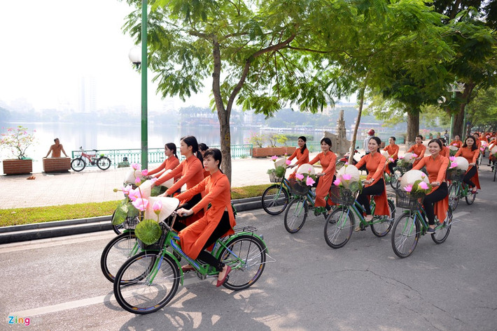 Đường Thanh Niên trở lên thơ mộng hơn trong nắng thu khi đoàn diễu hành áo dài đi qua.