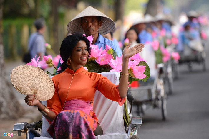 Những tà áo dài cách điệu vừa hiện đại, thanh lịch, vừa mang trong mình nét duyên dáng nhưng đầy nét quyến rũ Á đông.