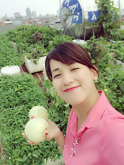 Chị đã bắt đầu xây dựng cho mình khu vườn trong các thùng xốp được 1,5 năm nay. Ban đầu công việc chăm sóc cũng không hề đơn giản do chị còn thiếu kinh nghiệm, nhiều cây không lên, bị còi cọc. Bởi vậy, chị đã phải tự tìm tỏi, học hỏi thêm rất nhiều.