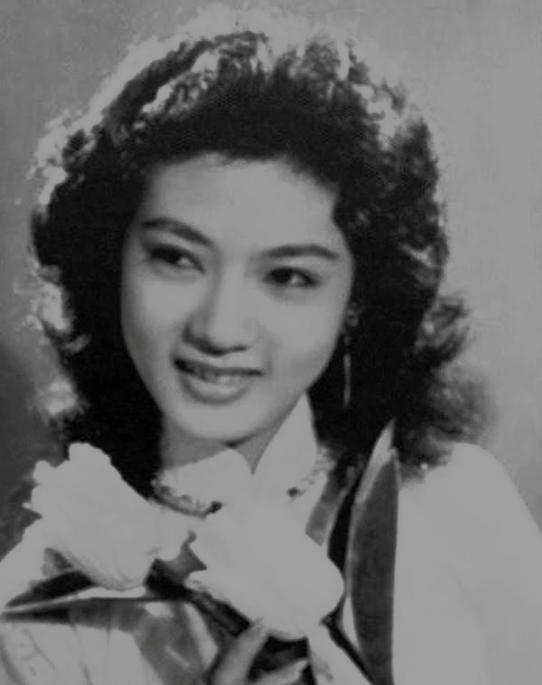 4. Thanh Nga: Là một trong bộ ba người bạn thân cùng với NSND Kim Cương và NSƯT Thẩm Thúy Hằng, con đường nghệ thuật của NSƯT Thanh Nga lại tỏa sáng trong lĩnh vực sân khấu cải lương.