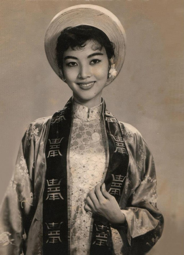 Không chỉ điện ảnh, Thẩm Thúy Hằng còn tham gia lĩnh vực sân khấu, đóng kịch và diễn cải lương.
