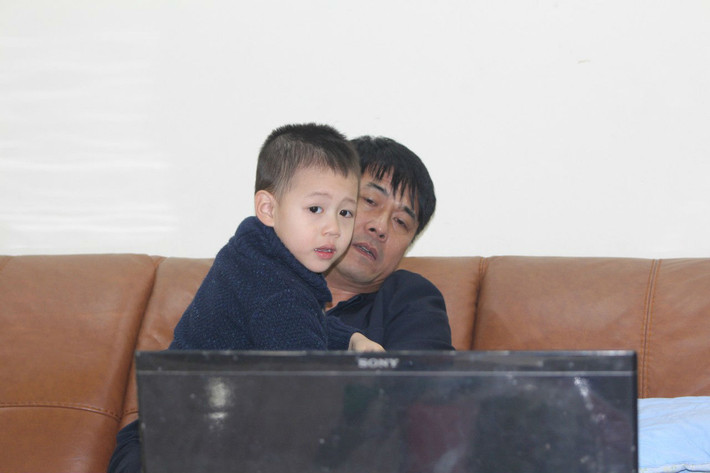 Với HLV Nguyễn Hữu Thắng, anh đều hướng cho con trai của mình đi theo nghiệp cầu thủ nếu các con thể hiện được năng khiếu của mình.