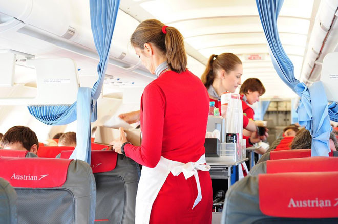 Tiếp viên hàng không chỉ được trả lương trong thời gian bay: Họ không được tính lương trong quá trình lên hay xuống máy bay, mà chỉ bắt đầu khi cửa đã đóng. Điều đó đồng nghĩa với việc họ phải làm thêm giờ mà không được trả tiền, và còn tệ hơn khi gặp tình trạng hoãn chuyến.