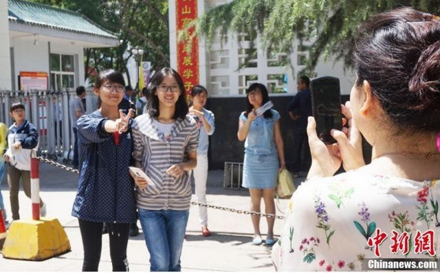 Chụp ảnh kỉ niệm trước kì thi quan trọng.