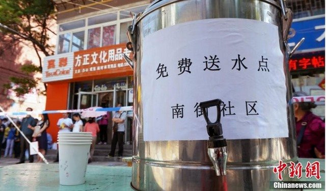 Thùng nước miễn phí phục vụ các sĩ tử dự thi ở thành phố Lan Châu.