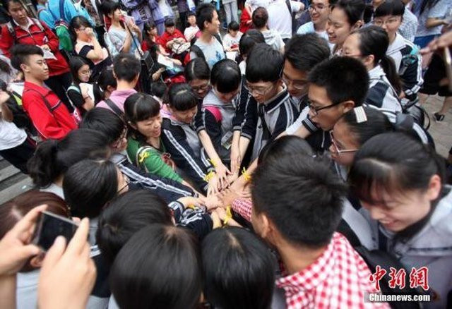 Học sinh thể hiện quyết tâm trước giờ thi quan trọng. Kì thi tốt nghiệp phổ thông dự kiến có 9 triệu thí sinh tham gia, được đánh giá là kì thi quan trọng nhất, ảnh hưởng nhiều nhất tới “vận mệnh” các em sau này.