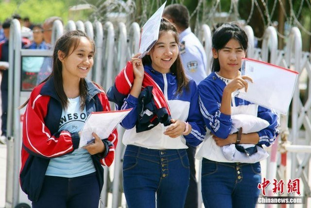 Kì thi quan trọng nhất ở Trung Quốc đang diễn ra với sự tham gia của 9 triệu thí sinh cùng hàng trăm ngàn cảnh sát hỗ trợ để đảm bảo một kì thi an toàn, nghiêm túc. Đặc biệt năm nay, Bộ Giáo dục Trung Quốc có một "chính sách lạ" là cấm nữ sinh mặc áo ngực có móc kim loại đi thi để tránh gian lận.