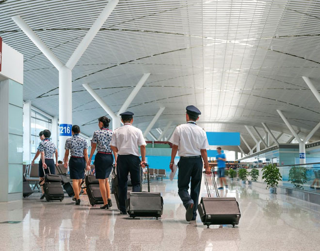 Có tiếp viên dự phòng ở sân bay: Khi bạn thấy một tiếp viên vội vàng lên máy bay, không phải họ đi muộn mà là đến thay cho đồng nghiệp vào phút chót. Thông thường, các hãng sẽ có một hoặc 2 tiếp viên dự phòng chờ sẵn ở sân bay, với đồng phục và hành lý chuẩn bị sẵn, để thay thế tiếp viên không thể có mặt vì lý do đột xuất.