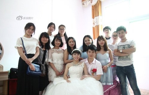 Chú rể cho biết, anh và vợ là bạn cùng học cấp 2: "Tôi đã thầm yêu cô ấy từ năm đầu cấp 2 nhưng vào năm 2014, tôi mới đủ dũng cảm để tỏ tình và may mắn thành công".