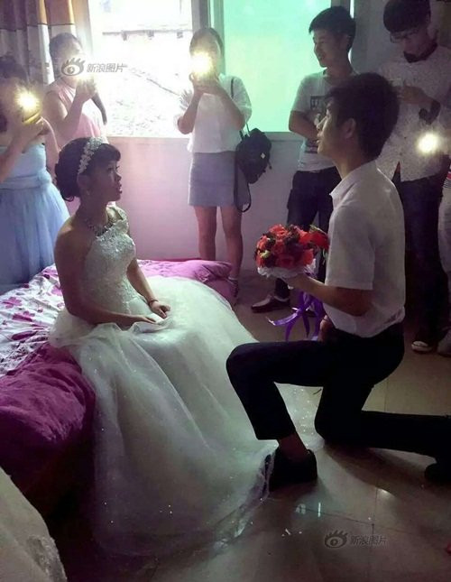 Chú rể cũng vui vẻ chia sẻ, anh là một người khá đẹp trai lại còn biết nấu ăn. Bố mẹ vợ cũng đều rất thích anh và ủng hộ cuộc hôn nhân này.