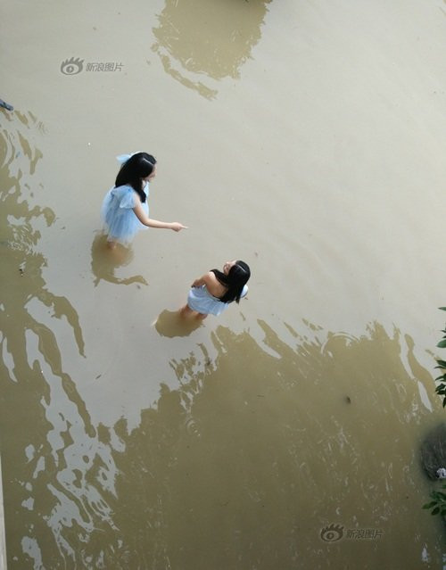 Khoảng gần 8h tối nước rút, mọi người về tới nhà chú rể và phát hiện ở đây cũng ngập cao. Chú rể đành mượn phòng của người bác, chuẩn bị máy phát điện để mọi người tiếp tục ăn uống, chung vui với hai vợ chồng trẻ trong ngày đáng nhớ này.